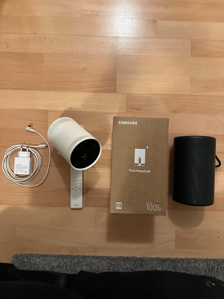 Tragbarer Videoprojektor mit originalem Hartschalenkoffer